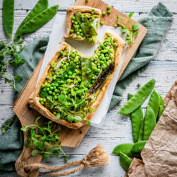 Erbsen-Hummus Pizza-Schiffchen