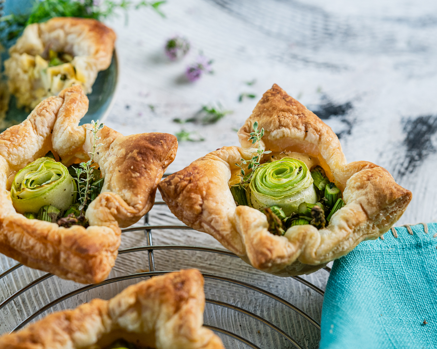 Blätterteig-Muffins mit Spargel Zucchini Füllung