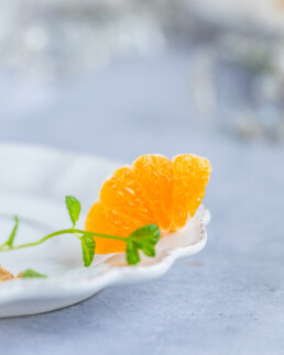 Veganer Cheesecake im Glas mit Mandarinen