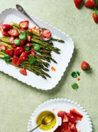 Spargel mit Erdbeeren Rezept