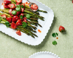 Spargel mit Erdbeeren Rezept