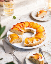 Veganer Pfirsich-Upside-Down-Cake