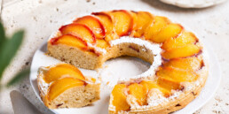 Veganer Pfirsich-Upside-Down-Cake