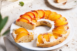 Veganer Pfirsich-Upside-Down-Cake
