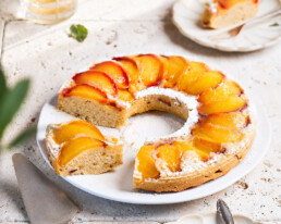 Veganer Pfirsich-Upside-Down-Cake