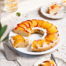 Veganer Pfirsich-Upside-Down-Cake
