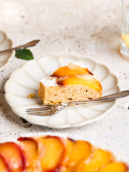 veganer Pfirsich-Upside-Down-Kuchen