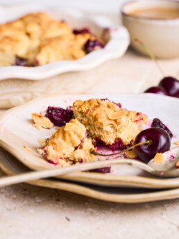 Kirsch-Mandel-Cobbler